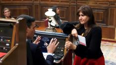 Laura Borràs habla con Sánchez tras su intervención.