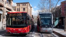 Un autobús y un tranvía en el paseo de la Gran Vía de Zaragoza.