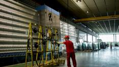 Uno de los operarios trabajando en las instalaciones de Ariño Duglass en La Puebla de Alfindén.