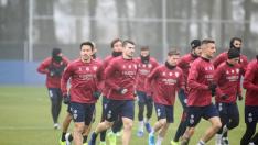 Okazaki, con sus compañeros durante el entrenamiento de este martes.