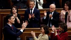 Sánchez y su equipo aplaudiendo a los diputados socialistas tras la votación de su investidura