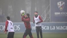 Josué Sá, ante Yáñez, durante el entrenamiento matinal de este miércoles.