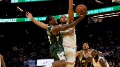 Jan 8, 2020; San Francisco, California, USA; Milwaukee Bucks guard Eric Bledsoe (6) attempts to score against Golden State Warriors forward Omari Spellman (4) during the fourth quarter at Chase Center. Mandatory Credit: Stan Szeto-USA TODAY Sports [[[REUTERS VOCENTO]]] BASKETBALL-NBA-GSW-MIL/