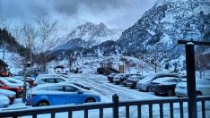 Imágenes de la nevada con la que ha amanecido este viernes el Pirineo.