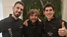 Jordi Évole con Luis (izquierda) y Javier Carcas, cocineros de Casa Pedro.