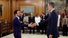Alberto Garzón saluda al Rey durante la toma de posesión de su cartera