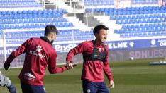 Josué Sá y Okazaki, durante el entrenamiento de este martes en el estadio azulgrana.