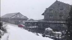La nieve vuelve al Pirineo. Llanos del Hospital, en Huesca, ha amancido este viernes nevando y cubierto por un denso manto blanco.