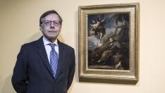 El historiador del arte Arturo Ansón, junto al cuadro que ha identificado como obra de Goya.