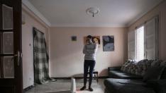 Vanesa Escudero, en el piso que ocupa con su familia en el barrio de San José.