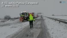 La nieve complica la circulación en una veintena de carreteras de Zaragoza