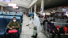 Un operario desinfecta este jueves una zona de espera para pasajeros en una estación de tren en China.