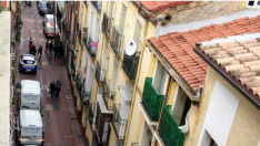 La Policía Nacional y la Local movilizaron numerosos agentes para llevar a cabo el desalojo de las viviendas okupadas.