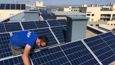Placas solares sobre una comunidad de vecinos en Zaragoza.
