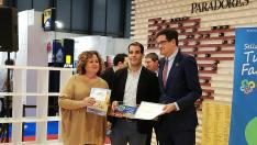 La vicepresidenta María Jesús Morera, el presidente Daniel Gracia y el presidente de Paradores, Óscar López en la entrega del sello.