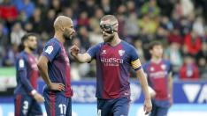 Mikel Rico y Pulido conversan tras una acción peligrosa del partido ante el Lugo