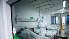 Personal sanitario atiende a pacientes infectados por el coronavirus en un hospital especializado en Wuhan.