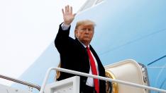 U.S. President Donald Trump waves as he boards Air Force One with First Lady Melania Trump at Joint Base Andrews in Maryland en route to West Palm Beach, Florida, U.S., January 31, 2020. REUTERS/Yuri Gripas [[[REUTERS VOCENTO]]] USA-TRUMP/