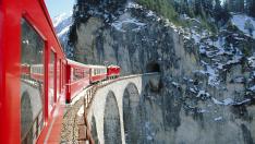 Ferrocarril que une las localidades de Chur y Tirano, en Suiza.