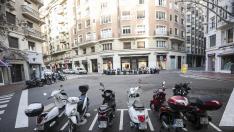 La Policía Local puede multar desde hoy a los patinetes, bicis o motos que aparquen en las aceras del entorno de la plaza de Los Sitios.