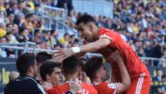 Jawad El Yamiq celebra junto a sus compañeros el gol de ayer de Soro en Cádiz.