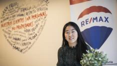 La joven china Yaxi Ye, la única agente inmobiliaria de la ciudad especializada en la clientela asiática desde la oficina de Re/Max y Tú.