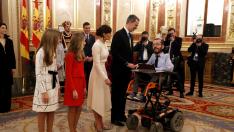 Los Reyes y sus hijas saludan al portavoz de Podemos, Pablo Echenique, en la apertura de la legislatura en el Congreso de los Diputados.