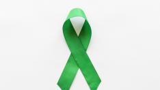 Un lazo verde simboliza la lucha contra el cáncer.