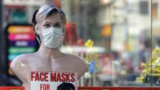 Imagen de una tienda que oferta mascarillas para protegerse del coronavirus