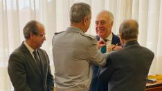 El general director Carlos Melero impone la insignia de cadete honorífico al director general de Fundación Ibercaja, José Luis Rodrigo. A la izquierda, el decano Javier Nieto y a la derecha, el expresidente del Gobierno de Aragón y cadete más antiguo, Hipólito Gómez de las Roces.