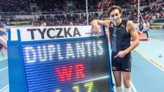 Armand Duplantis logra un nuevo récord mundial.