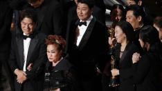 Kwak Sin Ae y Bong Joon-ho recogen el premio a mejor película en los oscar 2020