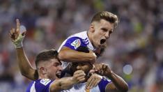 Álex Blanco y Guti abrazan a Luis Suárez, autor del único gol (de penalti) en la victoria del encuentro de ida entre el Real Zaragoza y el Elche