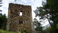 La Torre de Fernando VI o Castillo Nuevo del camino viejo a Oza, del siglo XVIII, uno de los últimos monumentos incluidos en la Lista Roja..
