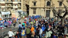 Imágenes de la concentración contra el embalse de Biscarrués en la plaza de Navarra de Huesca.