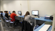 Chavales en clases de mecanografía e internet en la Academia Anayet de Zaragoza.