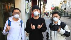 Un grupo de hombres llevan máscaras en Milán