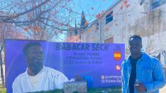El karateca Babacar ante el grafiti que se muestra en el andador Antonio Leyva en el barrio Oliver