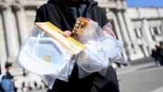Un hombre aprovecha el miedo al coronavirus para vender mascarillas por las calles del centro de Milán