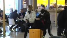 La mascarilla es el nuevo acompañante del turista que va o vuelve de Italia. Las hay de todo tipo y poco a poco van cubriendo los rostros de los aeropuertos españoles. Entre los que se van de viaje hay preocupación, y los que regresan de Italia cuentan su experiencia. En Roma y Florencia se respira tranquilidad, no así en Venecia.