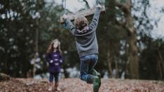 Se trata de una prestación económica temporal, dirigida a la cobertura de sus necesidades básicas materiales y educativas, hasta que alcancen la mayoría de edad