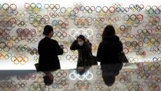 Varias personas visitan el Museo de los Juegos Olímpicos de Tokio con las mascarillas puestas.