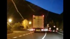 La Guardia Civil de Huesca ha detenido al conductor de un camión que realizó un adelantamiento de forma temeraria en la travesía de Sopeira, poniendo en riesgo la vida del resto de los usuarios de la vía. Los hechos ocurrieron el pasado 8 de enero sobre las 07’30 horas de la mañana, cuando un vehículo de gran tonelaje circulaba a la altura del km. 108 de la N-230 a su paso por Sopeira, realizando un adelantamiento a otro camión articulado que realizaba un transporte especial en un tramo de calzada señalizado con línea continua, con señales verticales de prohibido el adelantamiento y a pocos metros antes de un túnel, en una curva de visibilidad reducida.