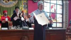 El artista Joan Manuel Serrat ha sido nombrado este viernes doctor honoris causa de la Universidad de Zaragoza en un acto solemne que ha tenido lugar en el paraninfo de la institución académica.