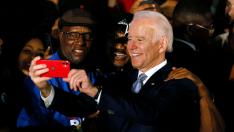 Joe Biden se hace una foto con seguidores tras ganar las primarias de Carolina del Sur.