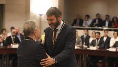Gerardo Oliván (PP) saluda al presidente de la Diputación de Huesca, Miguel Gracia (PSOE) en el pleno de constitución.