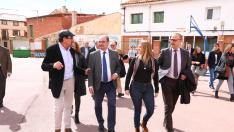 El presidente del Gobierno de Aragón, Javier Lambán, acompañado por los consejeros de Presidencia y de Educación, Cultura y Deporte, Mayte Pérez y Felipe Faci, respectivamente, inaugura la escuela infantil de Villarquemado.