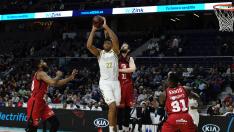 El pívot caboverdiano Walter Tavares (c1) del Real Madrid, disputa el balón con el ala pívot montenegrino Nemanja Radovic (c2) del Casademont Zaragoza,