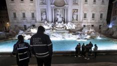 Policías vigilando la Fontana di Trevi