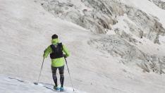 Un corredor de montaña en el glaciar del Aneto.
